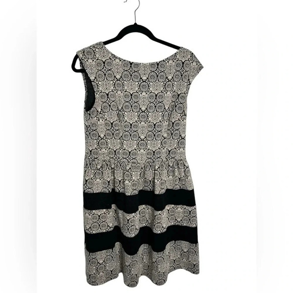 Maggy London Dresses & Skirts - Maggot London Black and Cream Dress with medallion print size 10